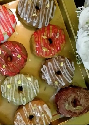 صورة لوصفة دوناتس بطعم الشوكولا وزبدة الفستق والجليز 🍩
