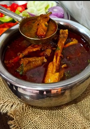 चिकन करी (chicken curry recipe in marathi) रेसिपी चे मुख्य फोटो 