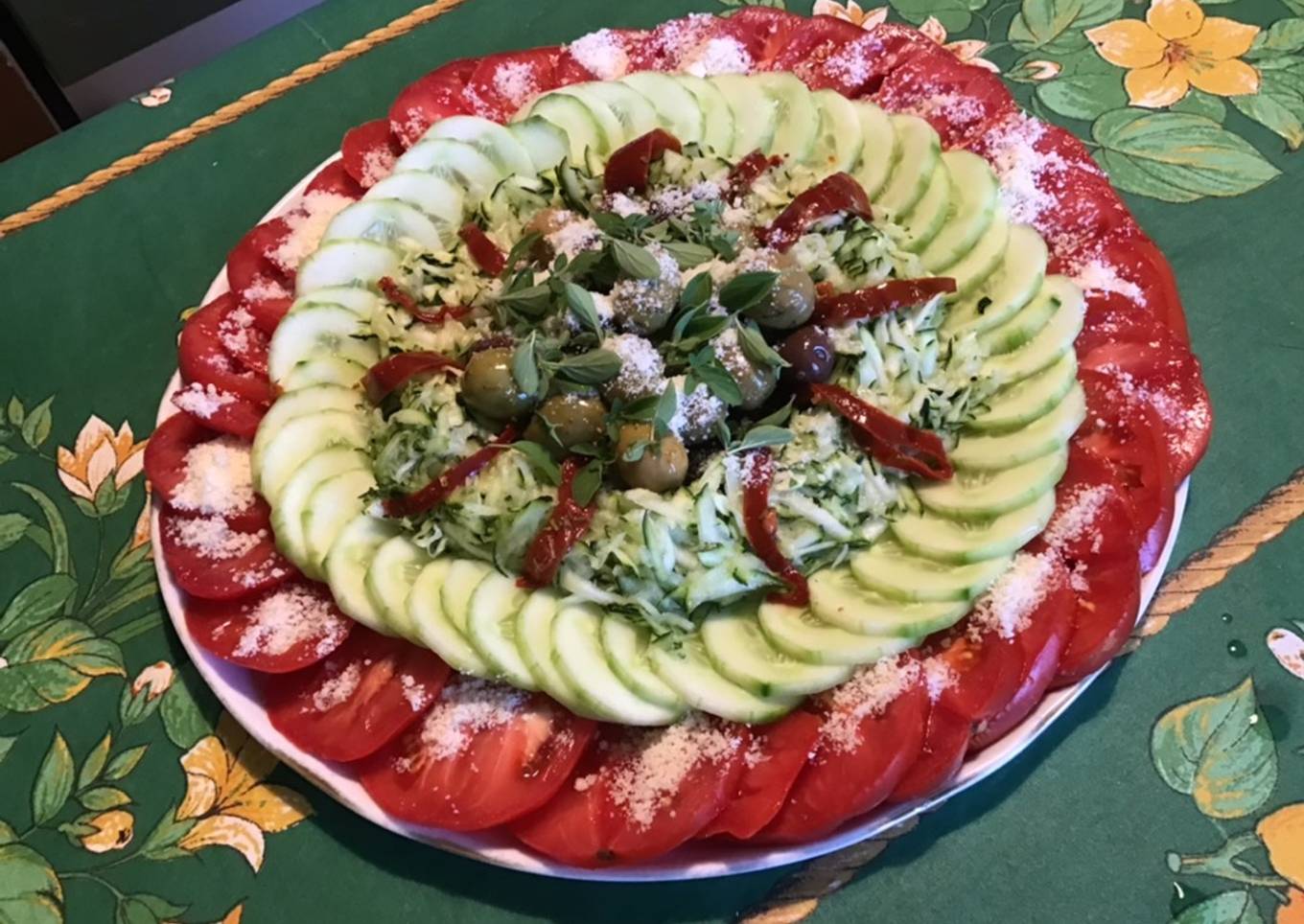 Salade composée aux tomates, concombre, courgette, olives, poivron, basilic et parmesan