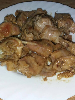 Una foto de Pollo y conejo al ajillo