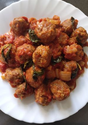 A picture of Beef Balls in Tomato Sauce.