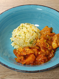 Una foto de Pollo con piña en salsa piquillo picón