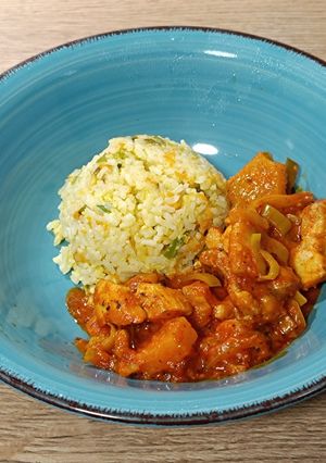 Una foto de Pollo con piña en salsa piquillo picón