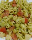 Macarrones tipo tiburón con pesto y tomate