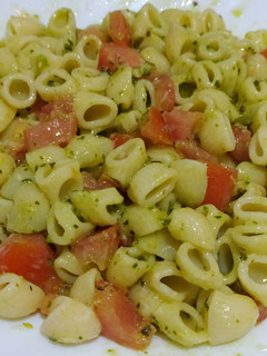Una foto de Macarrones tipo tiburón con pesto y tomate