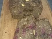 Una foto de budin de algarroba y nuez