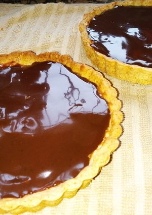 Una foto de Tarta de dulce de leche con cobertura de ganache de chocolate 🍫