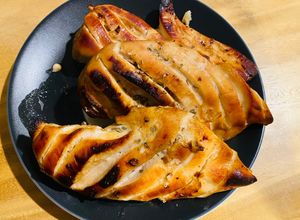 Hình của món Ức Gà Nướng Mật Ong.