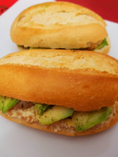 Una foto de Bocaditos de queso, pollo y aguacate 🥖 🧀🍗 🥑