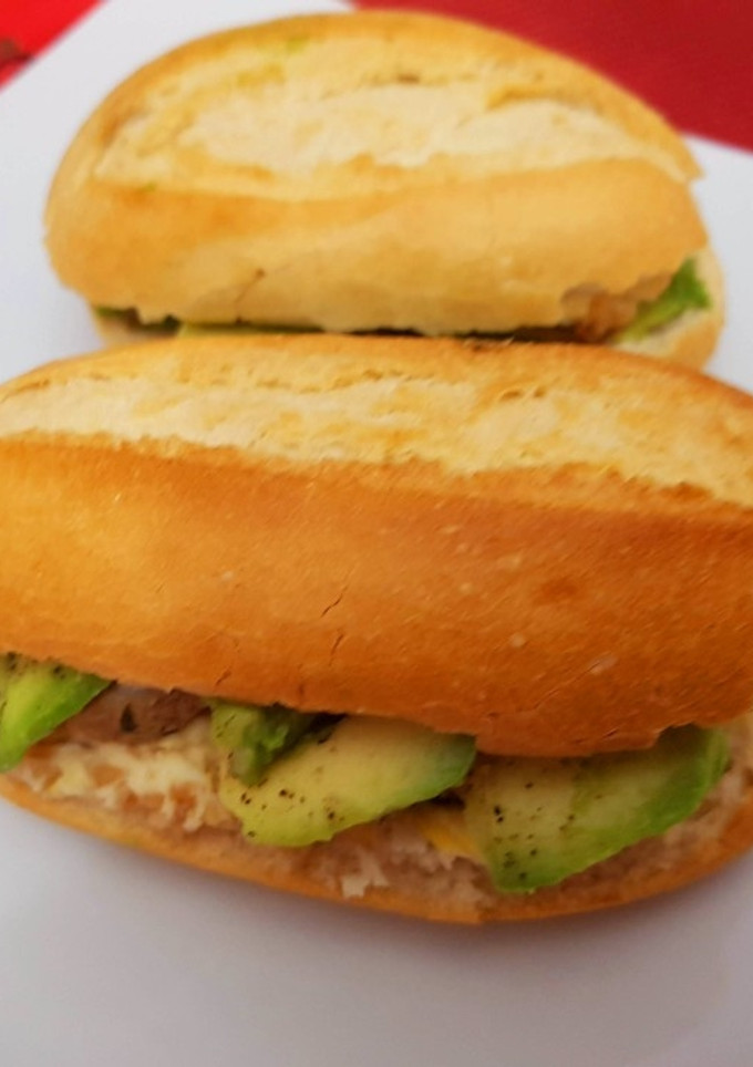 Una foto de Bocaditos de queso, pollo y aguacate 🥖 🧀🍗 🥑