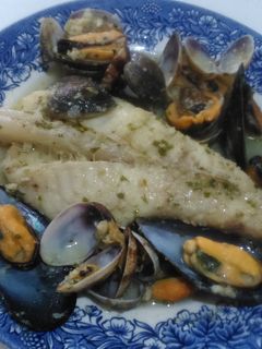 Una foto de Colas de rape en salsa (Olla GM E)
