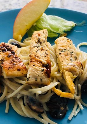 Una foto de Capellini cremoso con hongos y pollo