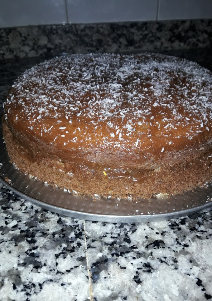 Una foto de Bizcochuelo de coco con dulce de leche 🍰