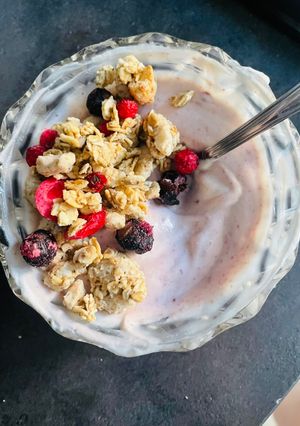 Une photo de Bowl petits suisses - mûres / groseilles