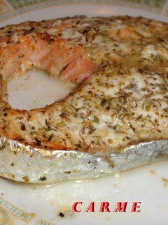 Una foto de Salmón a las hierbas provenzales con queso