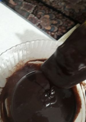 عکسی از دستور شکلات مایع برای تزیین کیک و شیرینی