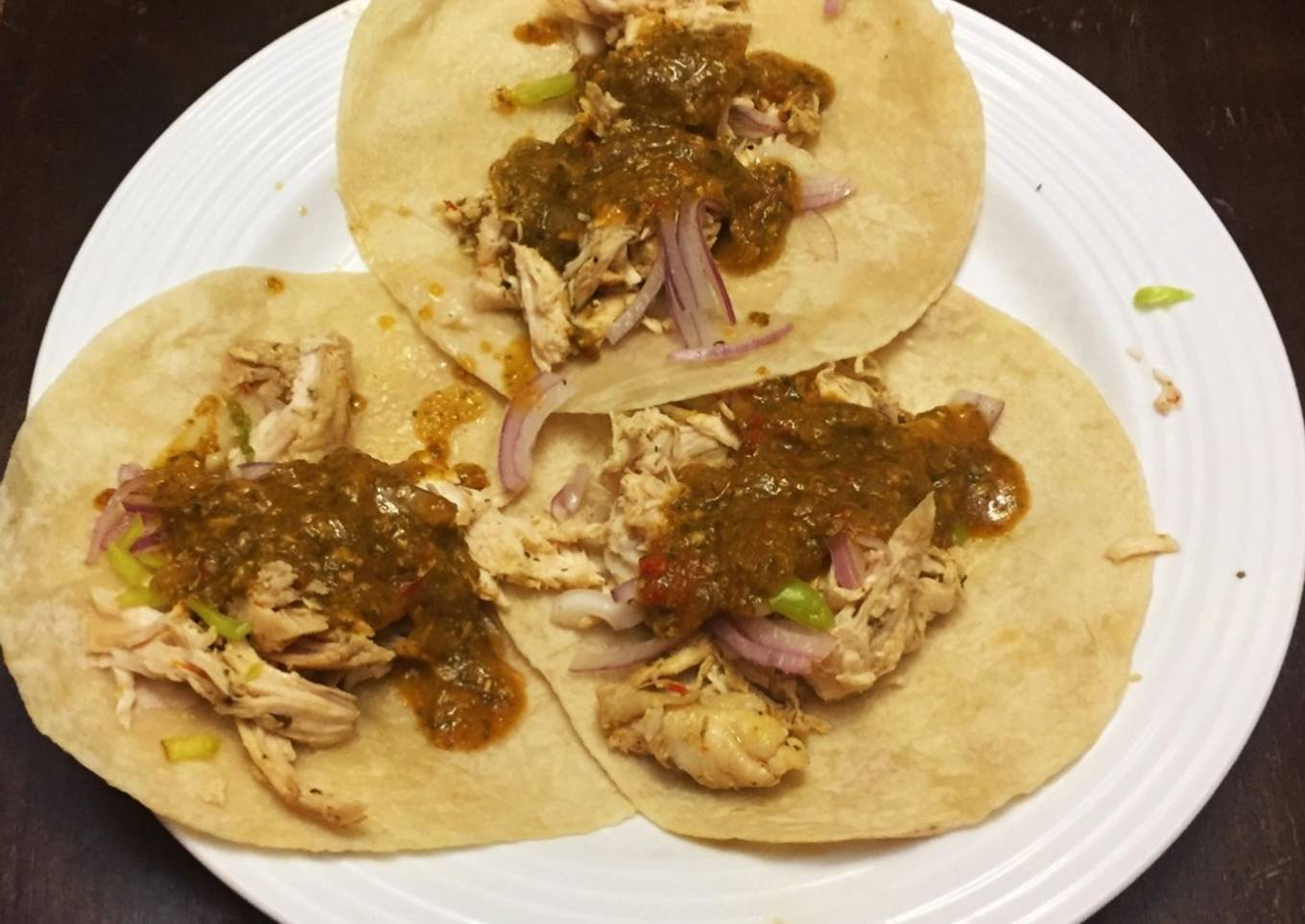 Tacos de Pechuga Horneada, Salsa Verde y Cebolla Morada