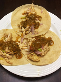 Una foto de Tacos de Pechuga Horneada, Salsa Verde y Cebolla Morada