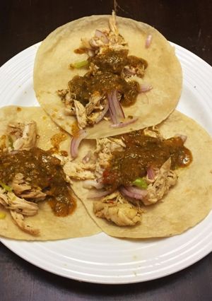 Una foto de Tacos de Pechuga Horneada, Salsa Verde y Cebolla Morada