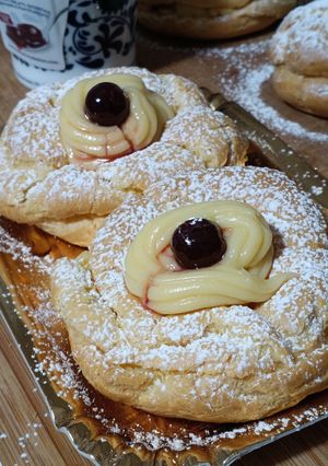 A picture of Baked Zeppole di San Giuseppe.