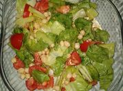 Una foto de ensalada de garbanzos y lechuga