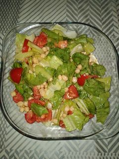 Una foto de Ensalada de lechuga, tomate y garbanzos