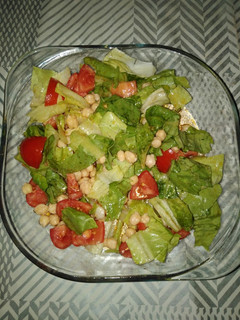 Una foto de Ensalada de lechuga, tomate y garbanzos
