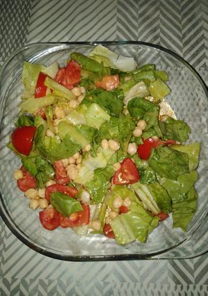 Una foto de Ensalada de lechuga, tomate y garbanzos