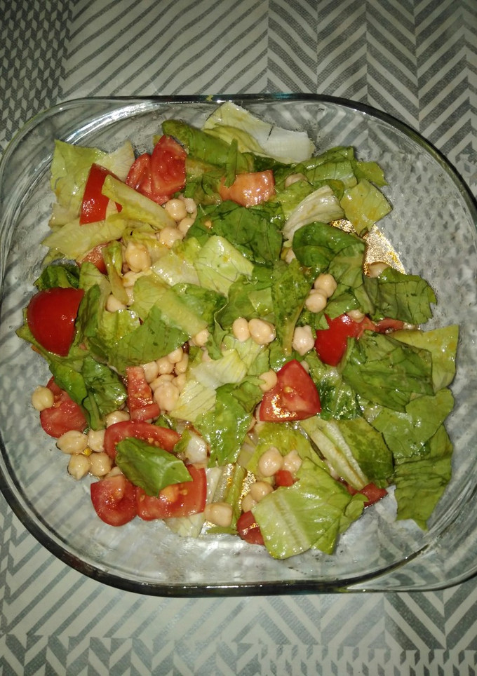 Una foto de Ensalada de lechuga, tomate y garbanzos