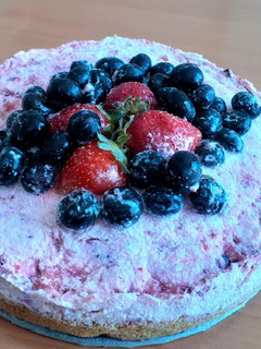 Una foto de 🍰Tarta helada🍧 de queso 🧀 y frutos del bosque🍓