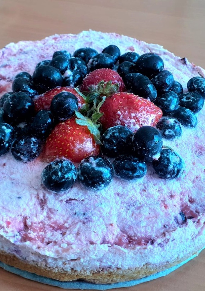 Una foto de 🍰Tarta helada🍧 de queso 🧀 y frutos del bosque🍓