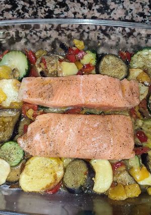 Foto principal de Salmón al horno con verduras para 2