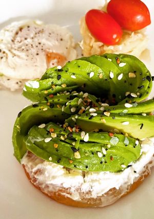 Una foto de Tortita de queso con aguacate