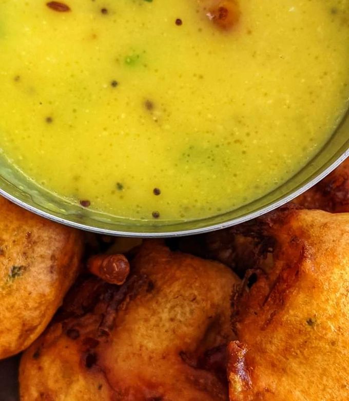 ટામેટાંના ભજીયાં(tomato pakora recipe in Gujarati) રેસીપી મુખ્ય ફોટો