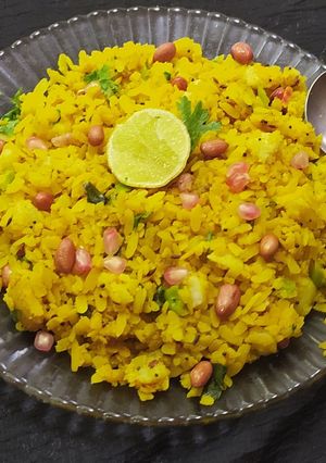 બટેટા પૌવા(batata pauva recipe in gujarati) રેસીપી મુખ્ય ફોટો