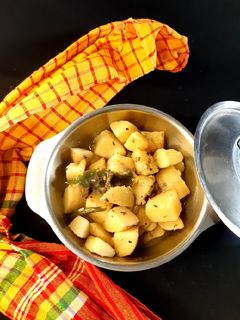 সাদা আলুর তরকারি রেসিপির প্রধান ছবি