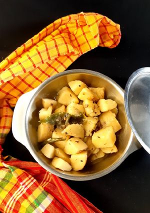 সাদা আলুর তরকারি রেসিপির প্রধান ছবি