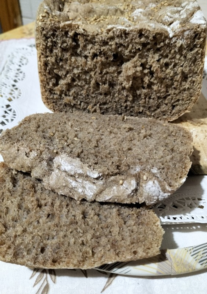 Una foto de Pan integral con copos de avena y sésamo en panificadora