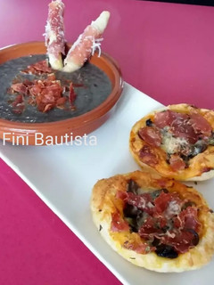 Una foto de Crema de setas y mini pizza de hojaldre