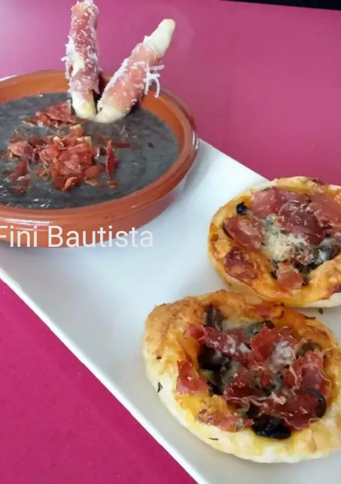 Una foto de Crema de setas y mini pizza de hojaldre