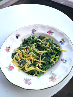 Una foto de Spaghetti con espinacas y hummus