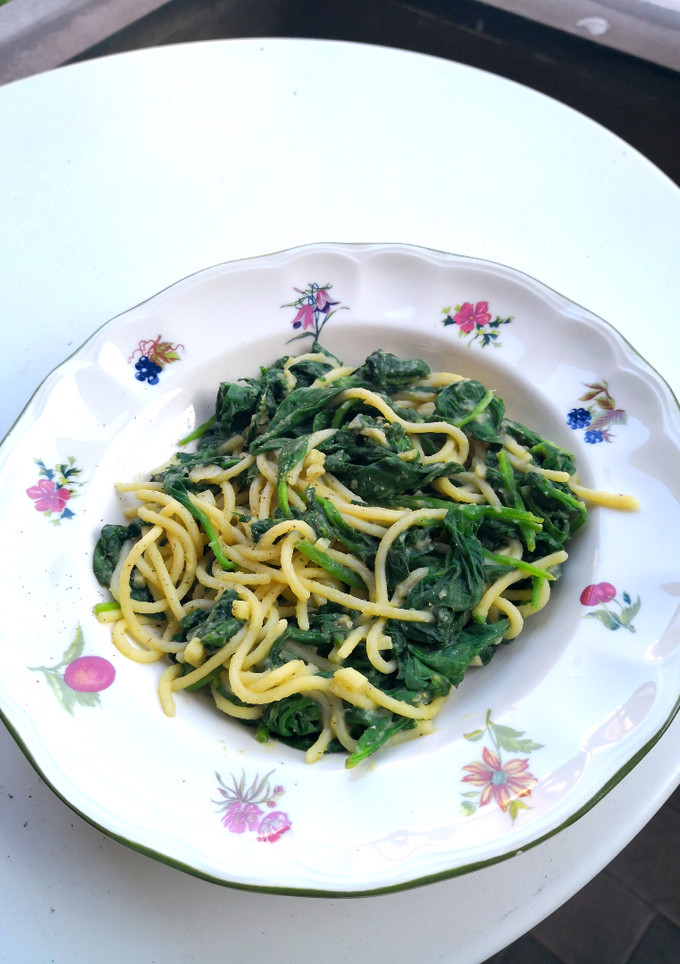 Una foto de Spaghetti con espinacas y hummus