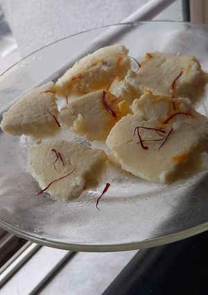 કેસર સ્ટીમ સંદેશ(kesar steam sandesh recipe in gujarati) રેસીપી મુખ્ય ફોટો