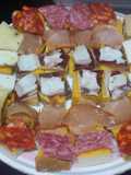 Pan de molde untado de mayonesa de zanahoria con embutidos variados