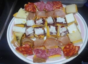 Foto principal de Pan de molde untado de mayonesa de zanahoria con embutidos variados