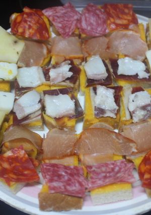 Una foto de Pan de molde untado de mayonesa de zanahoria con embutidos variados