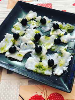 Una foto de Carpaccio de bacalao en vinagreta de ajo y perejil