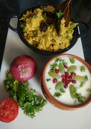 A picture of Veg Pulav with Fruit Raita.