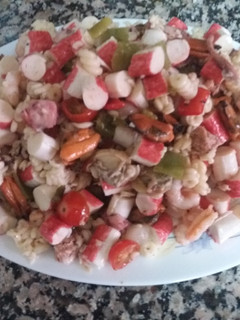 Una foto de Ensalada de marisco y pasta