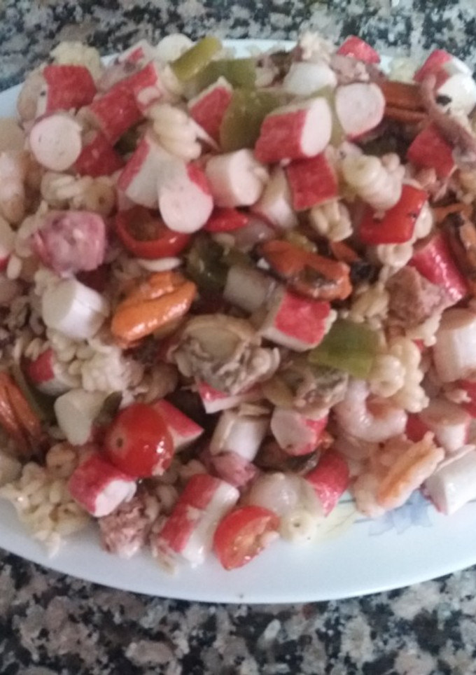 Una foto de Ensalada de marisco y pasta